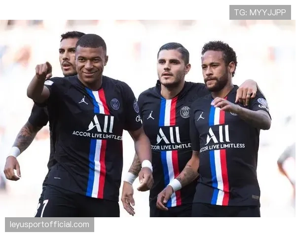 “赛前最后一练:曼联全员参与合练,滕哈格强调攻防转换速度”